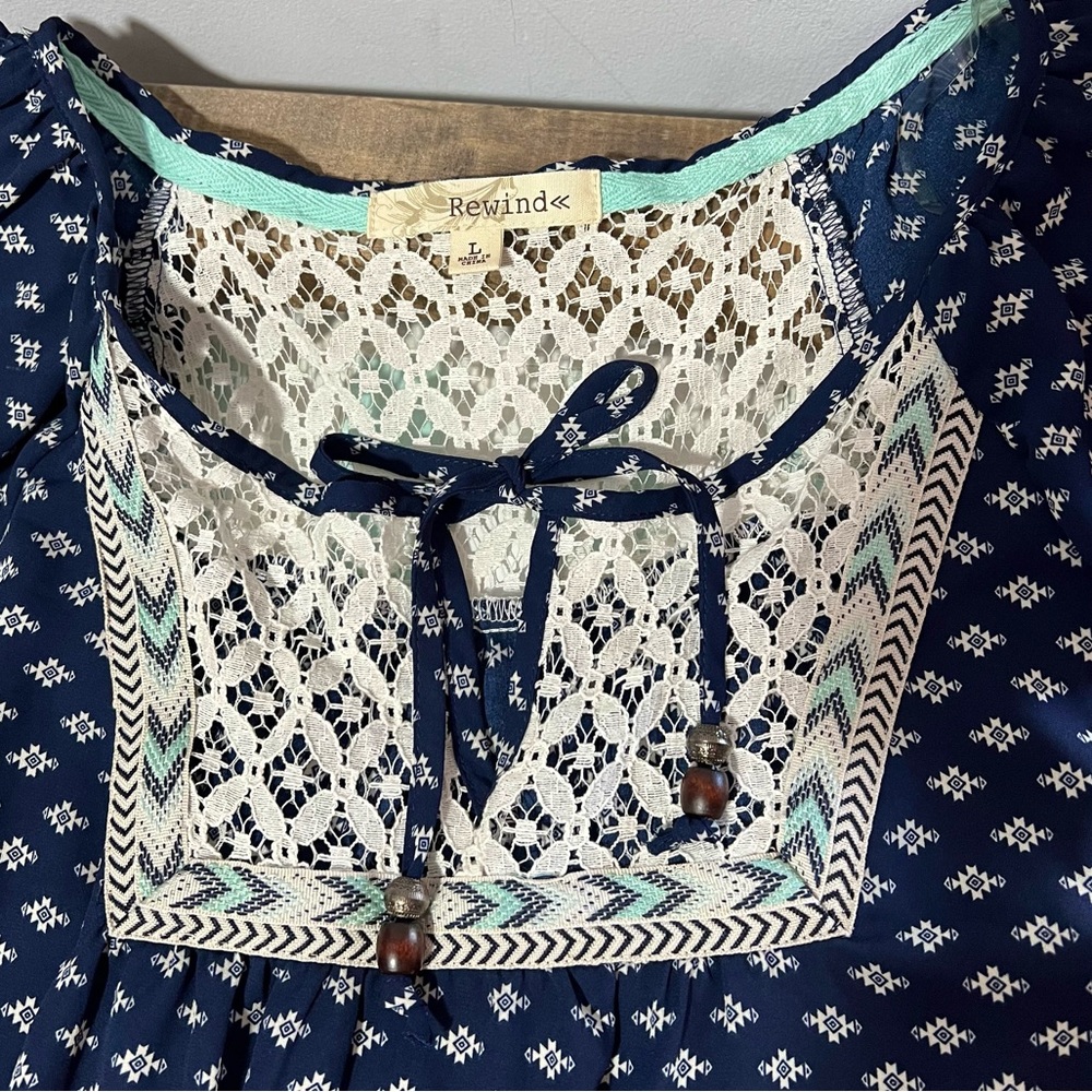 NWOT Light Flowy Aztec Abstract Print Tunic Blouse 3/4 Sleeve Lace Neckline - Picture 4 of 9